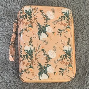 Artist organizer case.